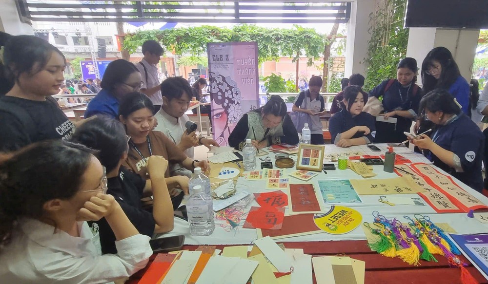 上千大学生参加青年盛会