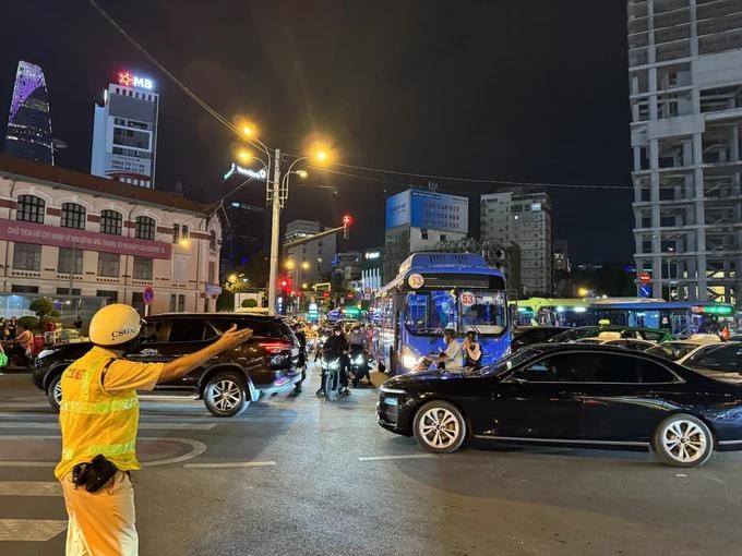 执勤交警在市中心一路口各个方向疏通引导，确保交通秩序。（图：志石）