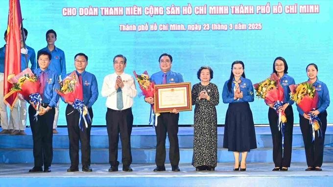 张美华同志、阮福禄同志向本市共青团颁发国家主席三等劳动勋章。（图：越勇）