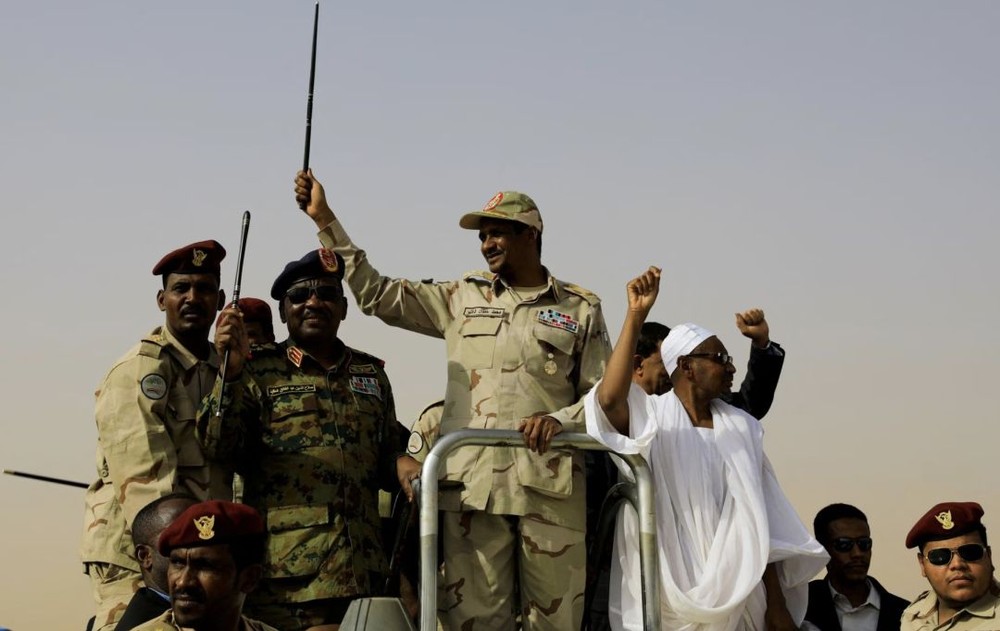 苏丹快速支援部队负责人穆罕默德·哈姆丹·达加洛（中）。（图：路透社）