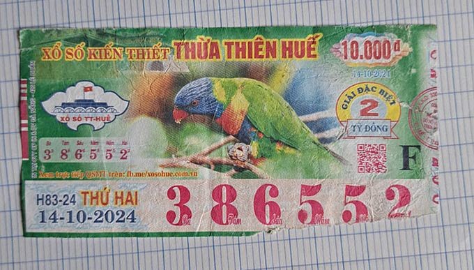 中特别奖20亿元的彩票右下角被略微撕破。