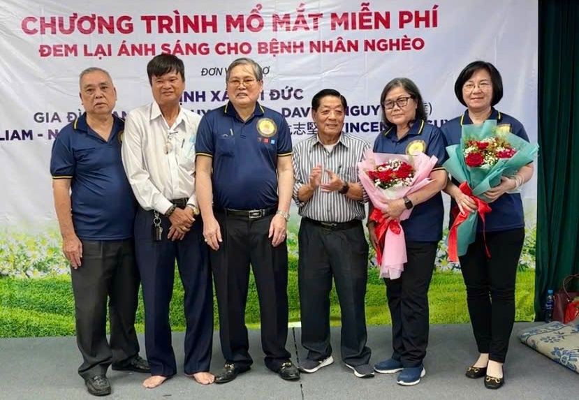 培德精舍与澳洲越侨善心人代表接受组委会献花。