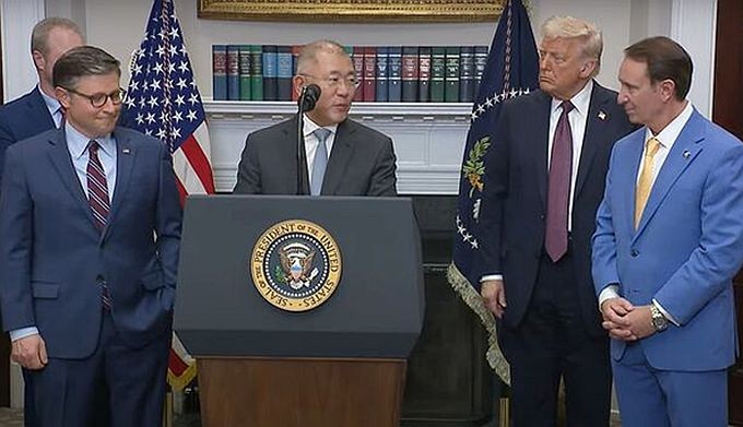 当地时间24日，现代汽车集团会长郑义宣在白宫罗斯福厅宣布在美投资计划。（图：韩联社）