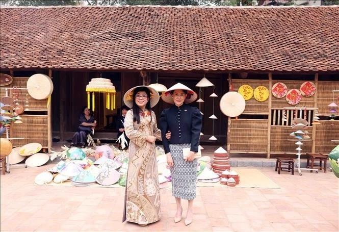 政府总理夫人黎氏碧珍与新加坡总理夫人吕子蕊共同参观了越南民族学博物馆。（图：越通社）