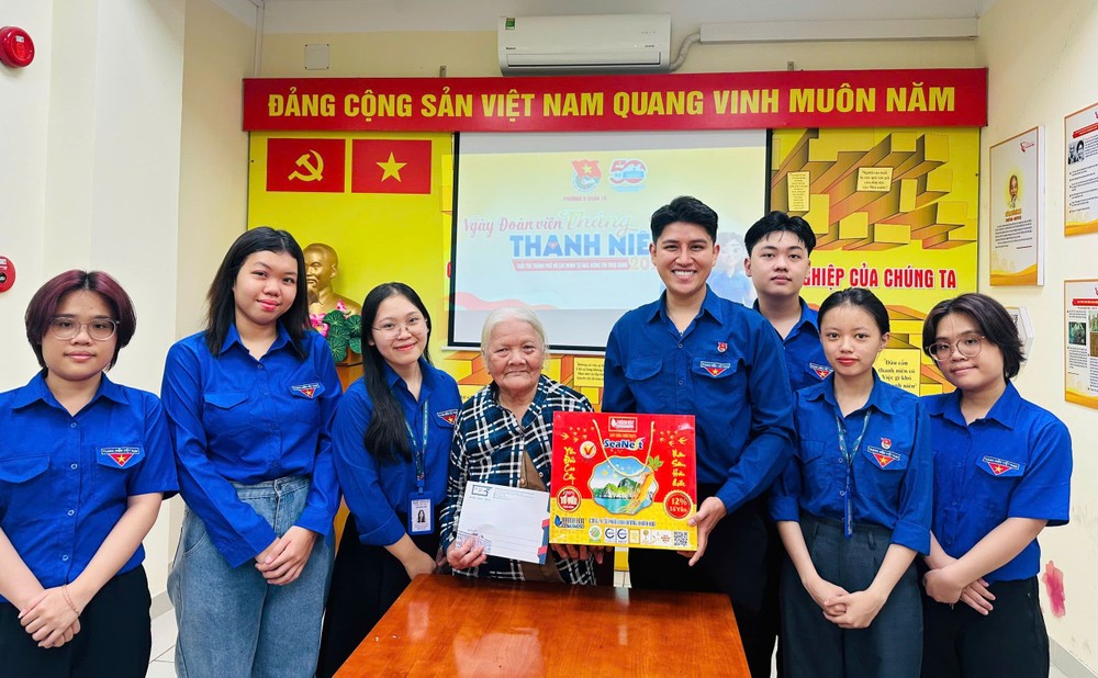 市师大中文系大学生发挥爱国传统美德