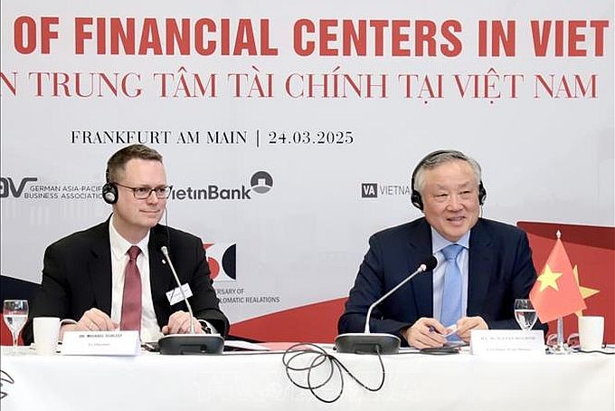 政府常务副总理阮和平与越南代表团同欧洲央行出席越南金融中心建设座谈会。（图：越通社）