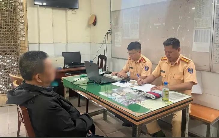 交警在派出所向酒驾男子（黑衣）做笔录。（图：PC08）