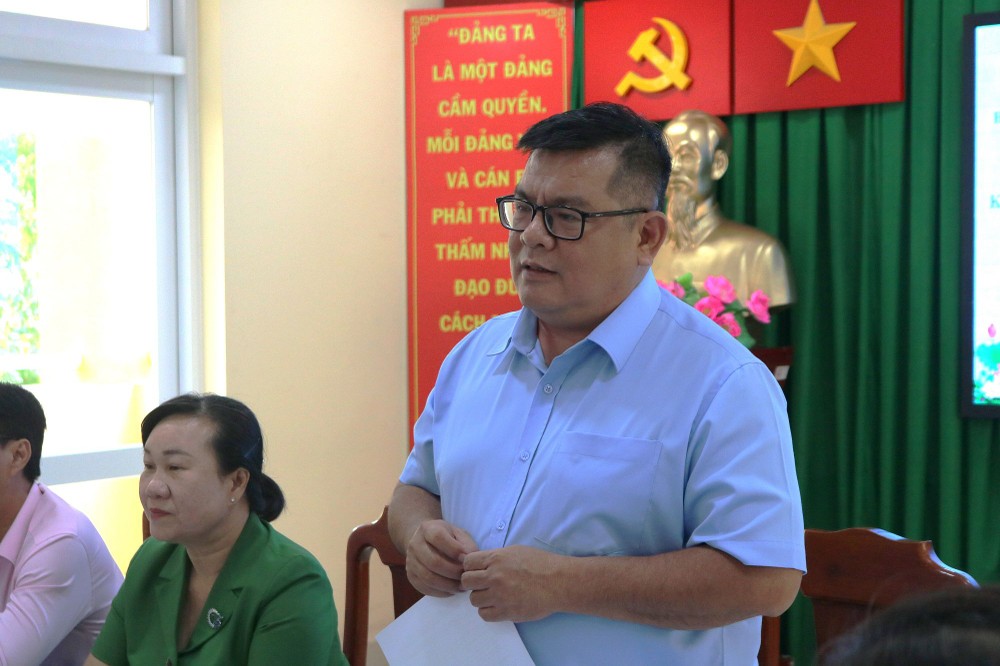 市越南祖国阵线委员会副主席吴青山（站）在会上发言。（图：锦江）