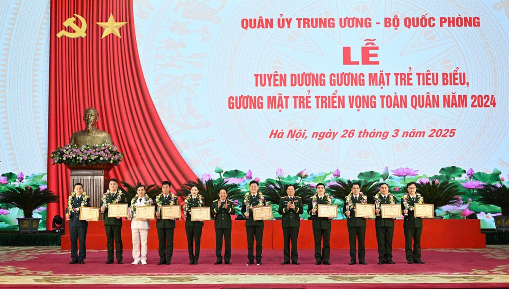 国防部领导向10名全军典范青年榜样颁发奖状。（图：越中）