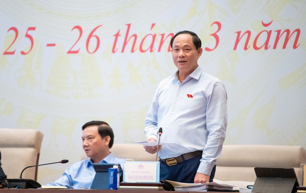 国会副主席陈光方（站）在会议上致闭幕辞。（图：国会）