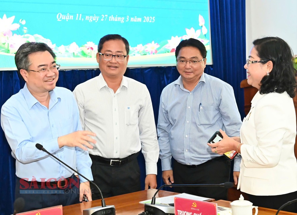 市委常务副书记阮青毅与各代表交谈。（图：越勇）