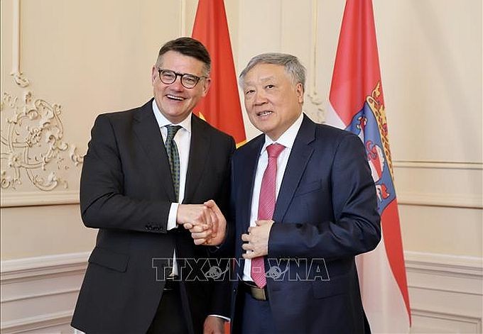 越南政府常务副总理阮和平和德国黑森州州长鲍里斯·莱茵。（图：越通社）