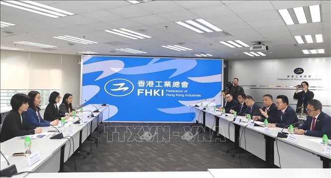 越南外交部副部长阮明姮会见香港工业总会主席庄子雄。