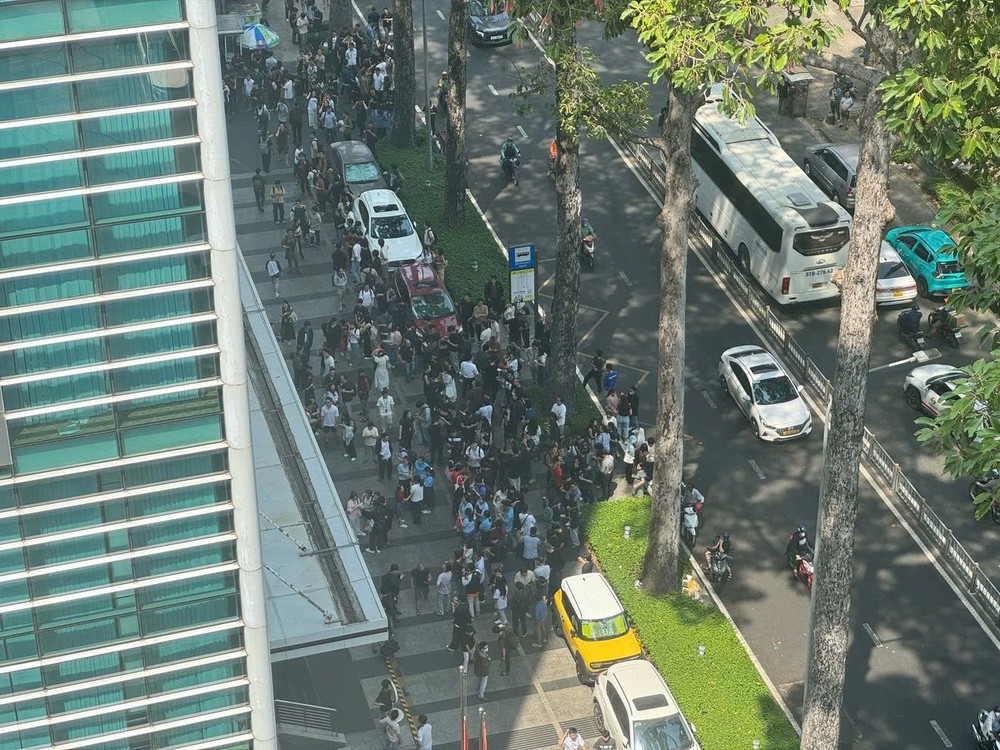 第一郡一栋高层建筑的数百人在发现摇晃现象后涌上街头。