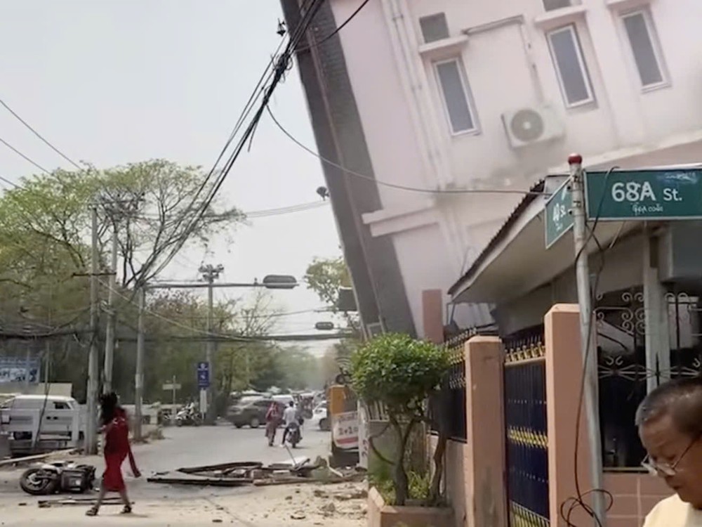 缅甸曼德勒市一房屋倾斜。（图：互联网）