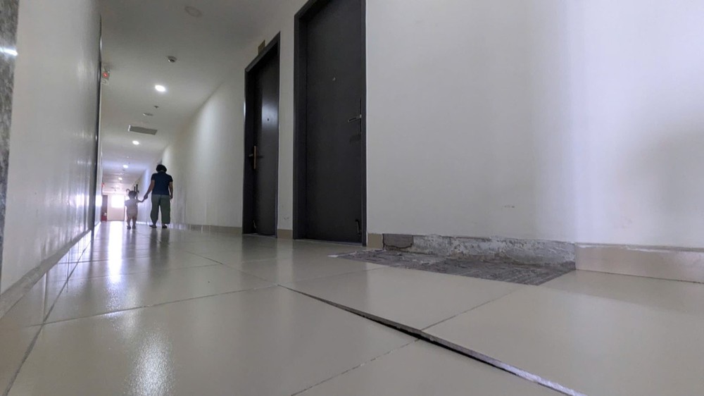 余震导致公寓住房墙体开裂瓷砖脱落