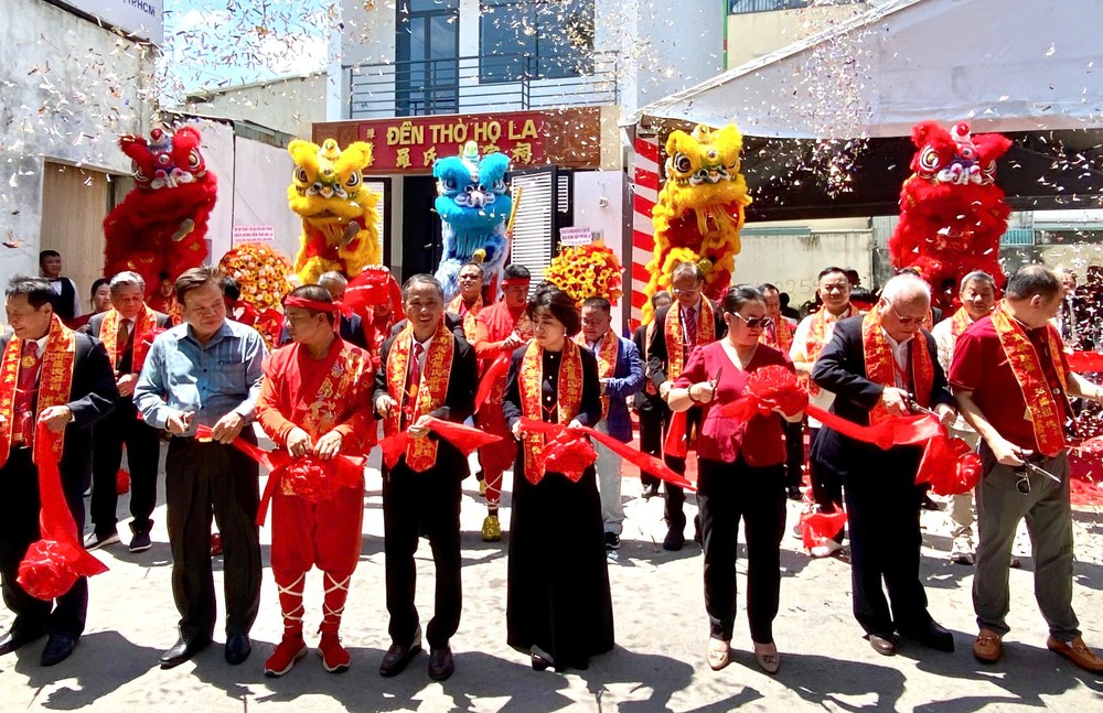 各代表为罗氏新宗祠落成进行剪䌽。