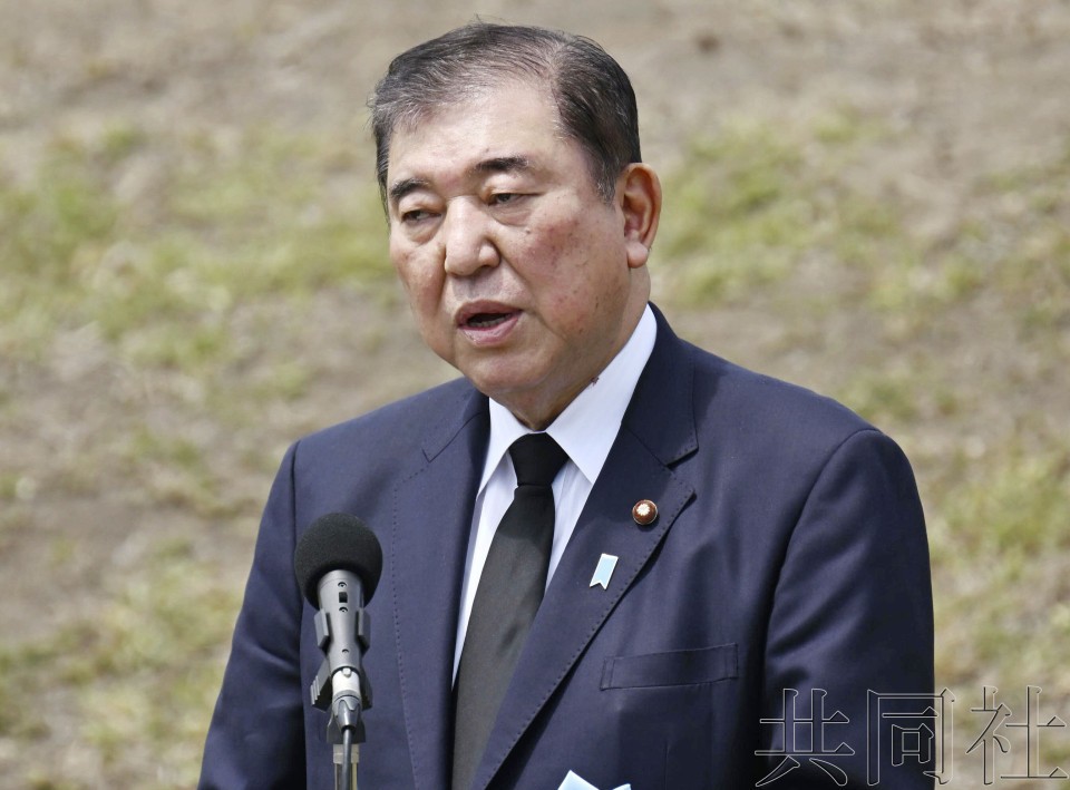 3月29日上午，于东京都小笠原村，日本首相石破茂在太平洋战争末期激战地硫黄岛上举行的日美联合悼念仪式上致辞。（图：共同社）