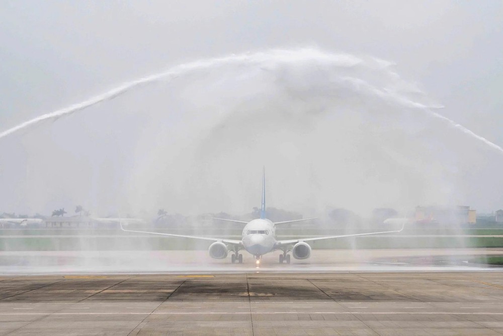 厦门航空公司在内牌机场为首航班机举行喷水柱仪式。