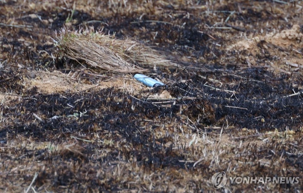 3月29日，在庆尚北道义城郡，疑似森林大火的起火地点发现打火机。（图：韩联社）