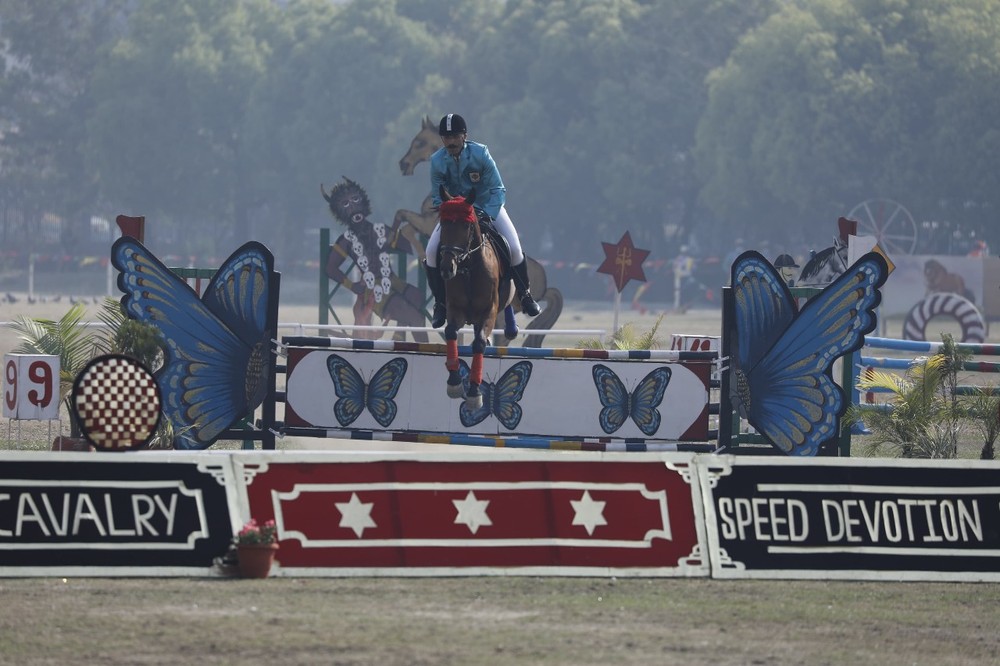 尼泊尔军队当天在屯迪克尔广场进行马术、摩托车特技、体能训练和武术等表演，吸引众多民众观看。（图：互联网）