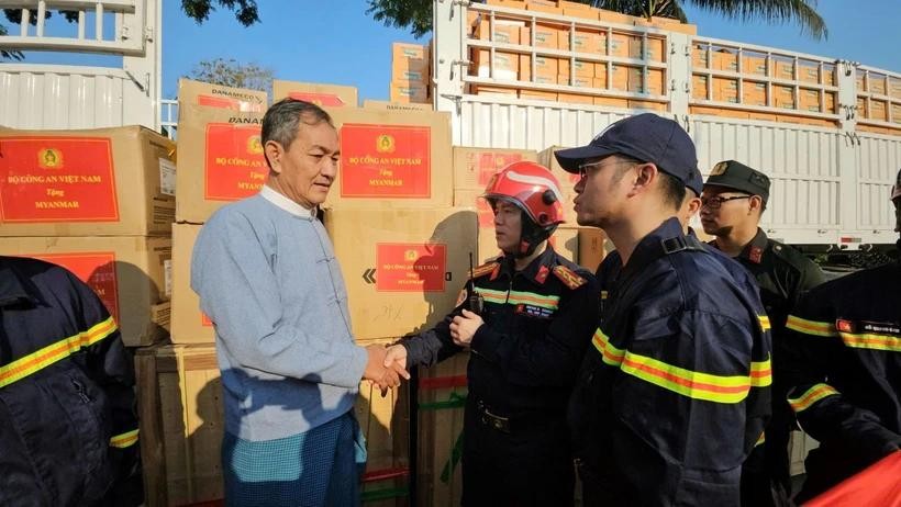 越南公安部代表团团长阮明羌大校将这批药品和物资移交给缅甸社会福利与救济安置部。（图：越通社）