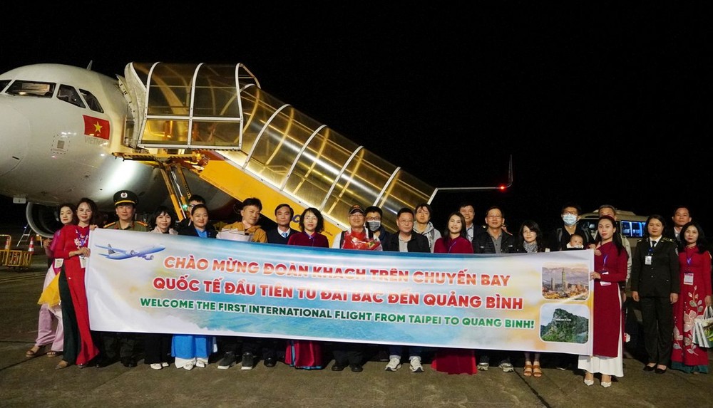 越捷航空与广平省文化体育与旅游厅代表亲往机场迎接台北-洞海首航国际班机的38名乘客。（图：广平报）