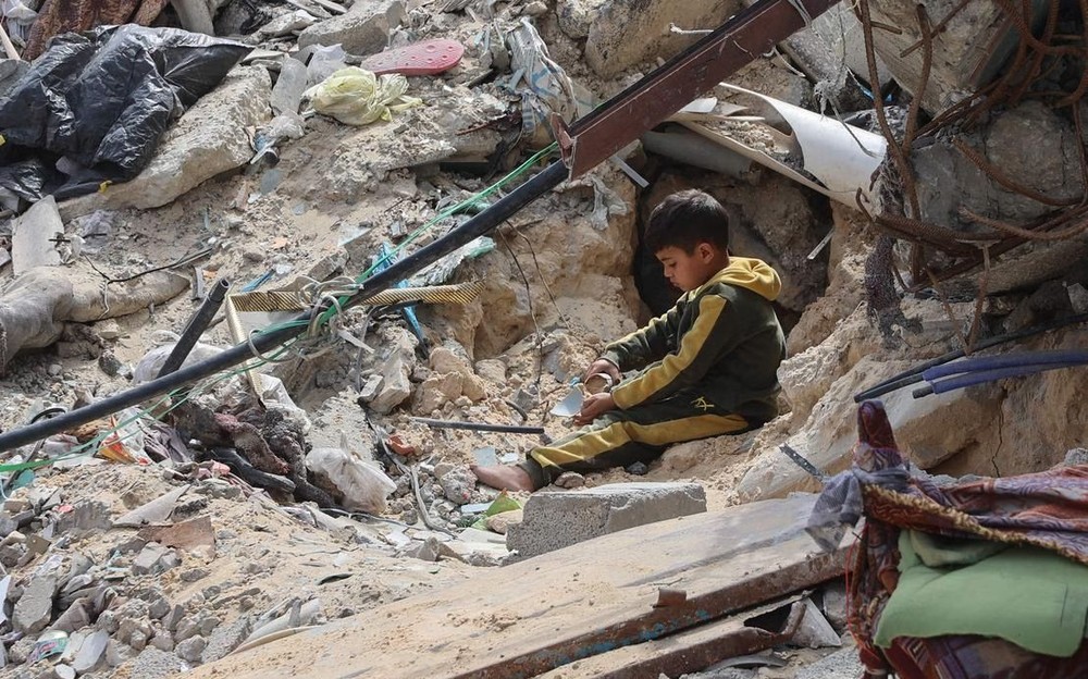 以色列在3月18日恢复对加沙的空袭，结束了持续数周的短暂停火。图为一加沙男童在建筑废墟中玩耍。（图：法新社）