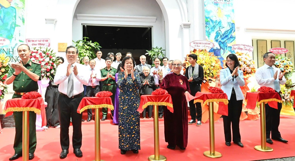 市领导参加展览开幕剪彩仪式。