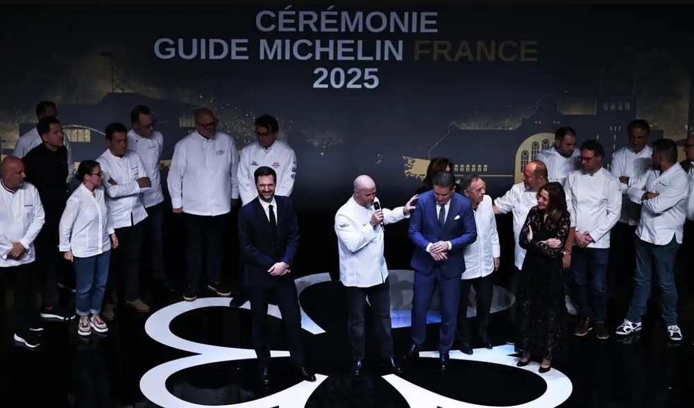 获颁米其林三星的法国厨师(前右二)发表感言。