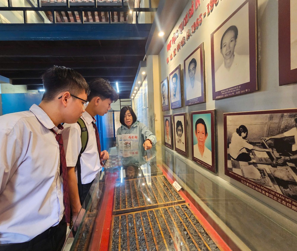 拍摄秘密印刷地下室前，越华子弟获得该室导游长青女士热情详细介绍。