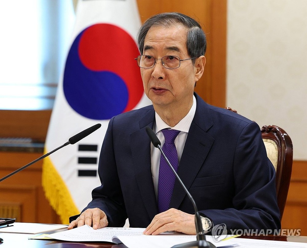 4月2日，在中央政府首尔办公楼，代总统韩悳洙主持召开治安相关部门长官会议。（图：韩联社）