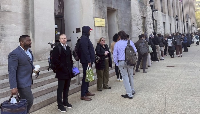 当地时间2025年4月1日，美国华盛顿特区，数百名员工在卫生与公共服务部总部大楼外排队等候。（图：互联网）