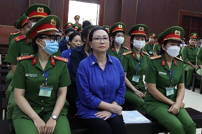 出庭受审的被告张美兰（前中）。