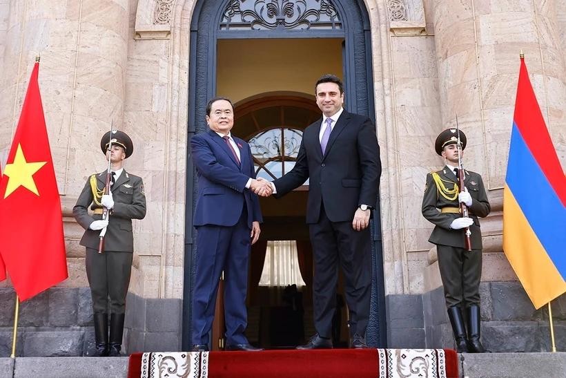 亚美尼亚议会议长西蒙扬在国会大厦欢迎越南国会主席陈青敏来访。（图：越通社）