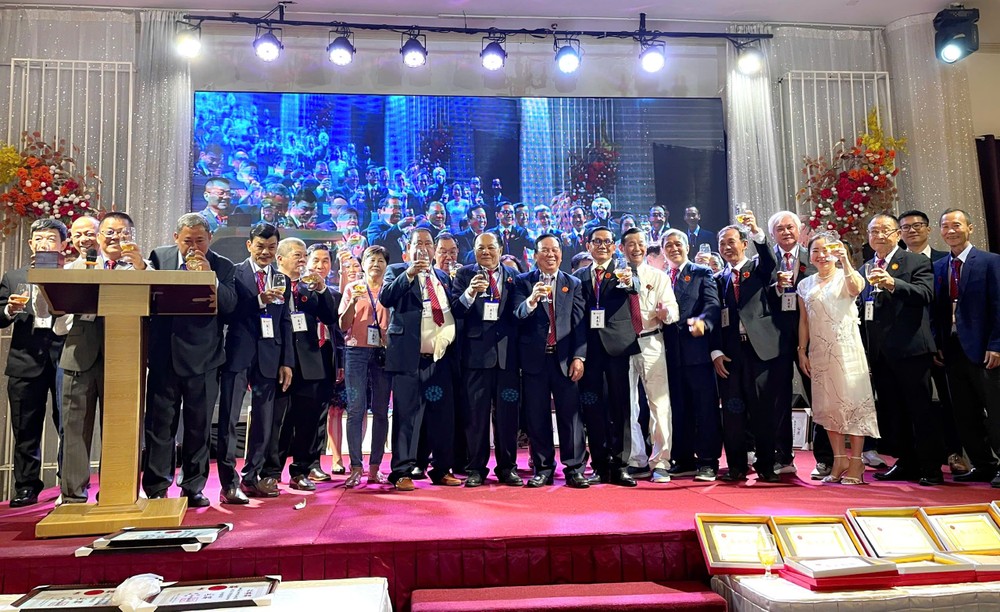 全体顾问理监事上礼台向贵宾行见面礼。