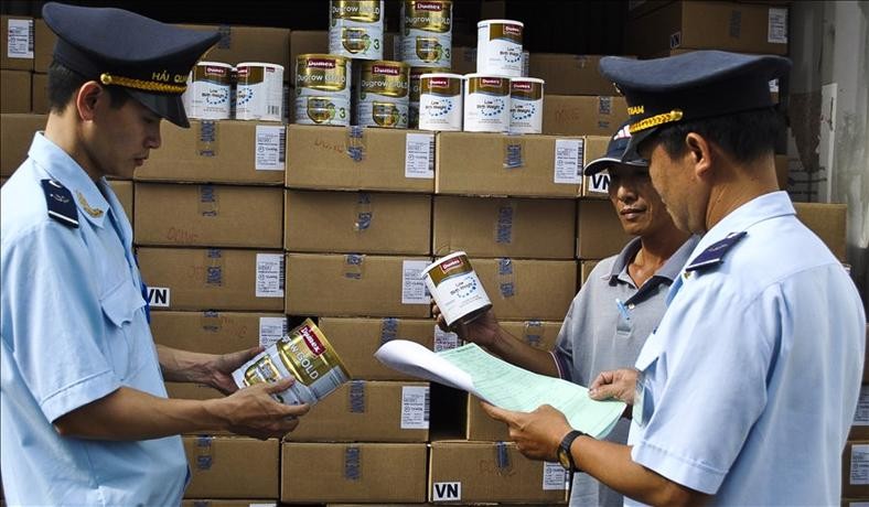 海关局检查各企业的进出口活动。（示意图：VnE）