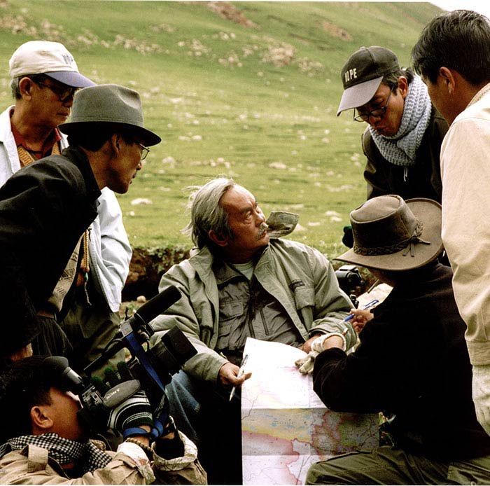 人民艺人范克（中）与《湄公河纪事》制作团队。