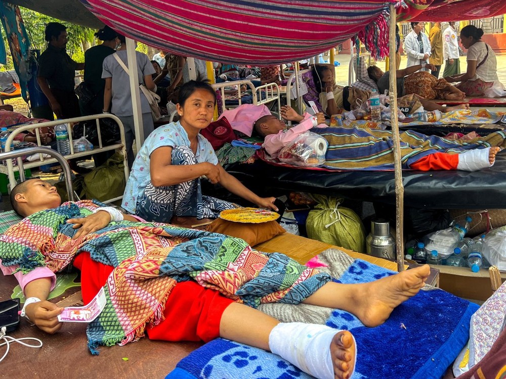 缅甸大地震增至超过3000人死亡，军方宣布暂时停火以便救灾。（图：路透社）