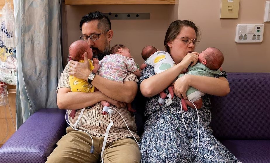 瓦尔加斯(右)与丈夫喜迎四胞胎。（图：互联网）