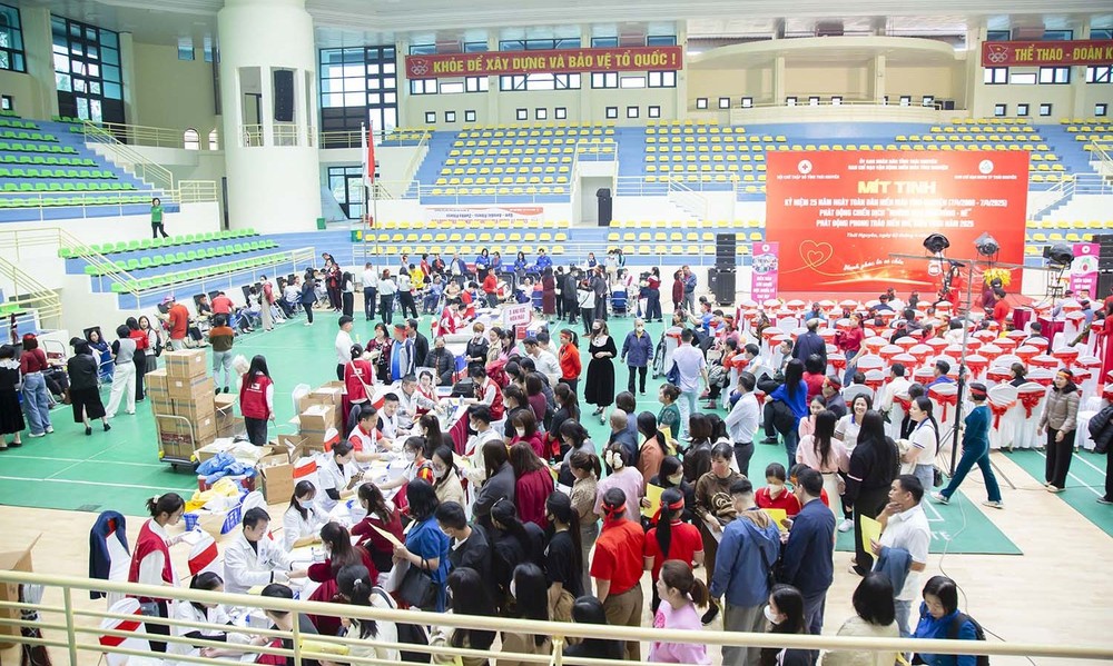 当地志愿者踊跃前来登记捐血救人奉献爱心