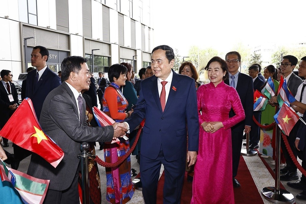 越南驻俄罗斯兼驻乌兹别克斯坦大使馆干部人员前来机场迎接越南国会主席陈青敏一行。（图：越通社）