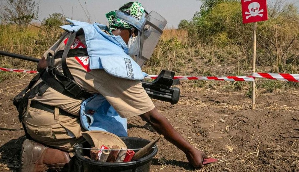 联合国地雷行动处工作人员在南苏丹中赤道州探测到一枚反坦克地雷。（图：联合国）