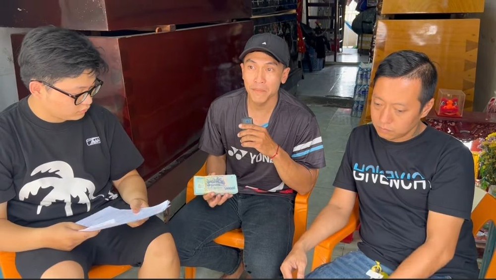 海南精武龙狮团运动员陈玉生(中)表示非常感谢各热心人士的关爱。