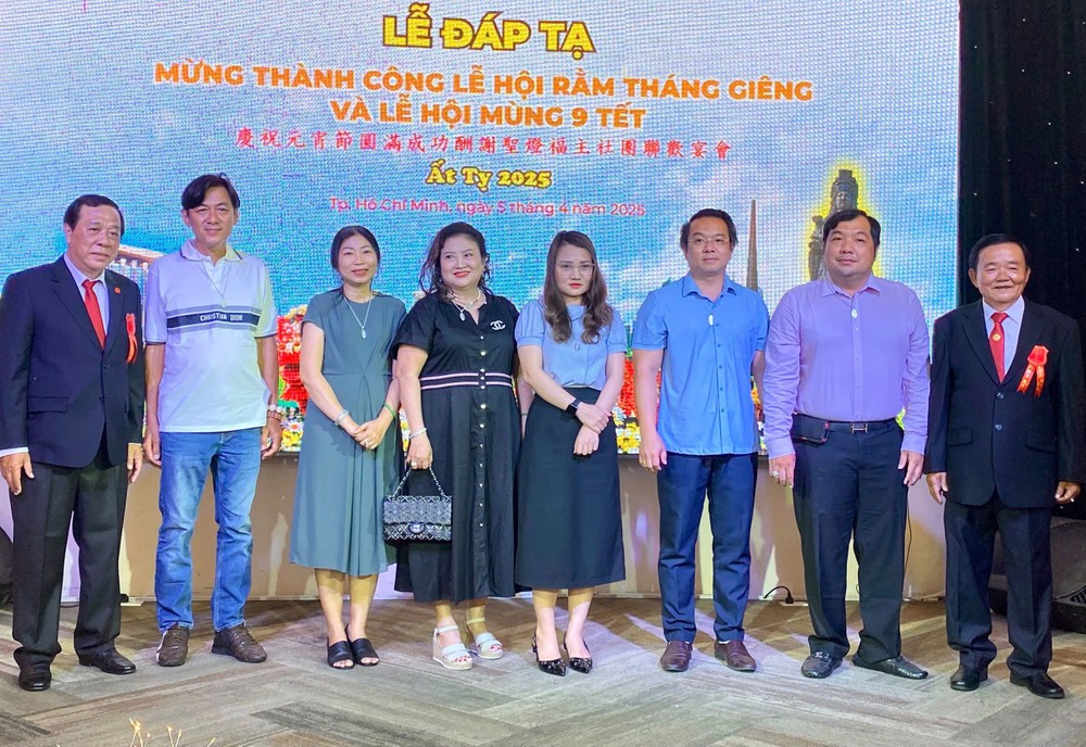 天后宫向各位圣灯福主及热心人士赠送礼物，表示感谢。