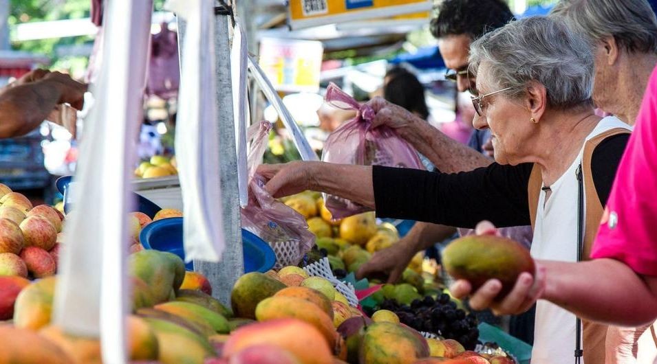 随着全球人口的增长，我们如何以可持续的方式生产、交易和消费粮食的问题变得日益紧迫。（图：粮农组织）