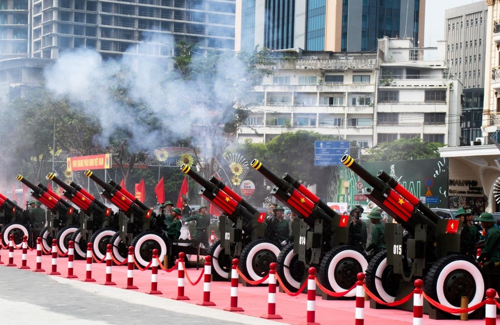 礼炮在白腾码头演练