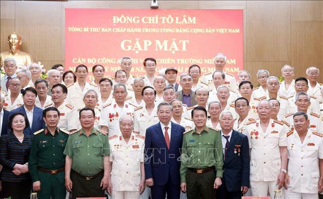 党中央总书记苏林与抗美救国时期驰援南部战场的公安干部合影。（图：越通社）