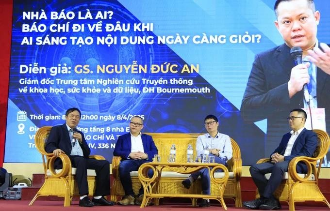 演说者在座谈会上讨论和分享意见 。