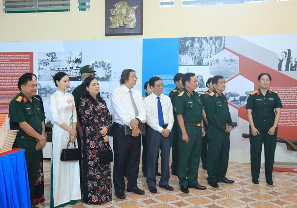 与会代表参观展览。（图：人民代表官网）